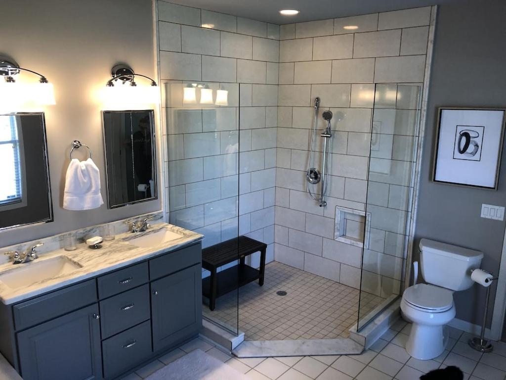 Beautiful 4 Bedroom 4.5 Bath, Executive W In Ground Pool & Handicap Accessible! Holiday home *