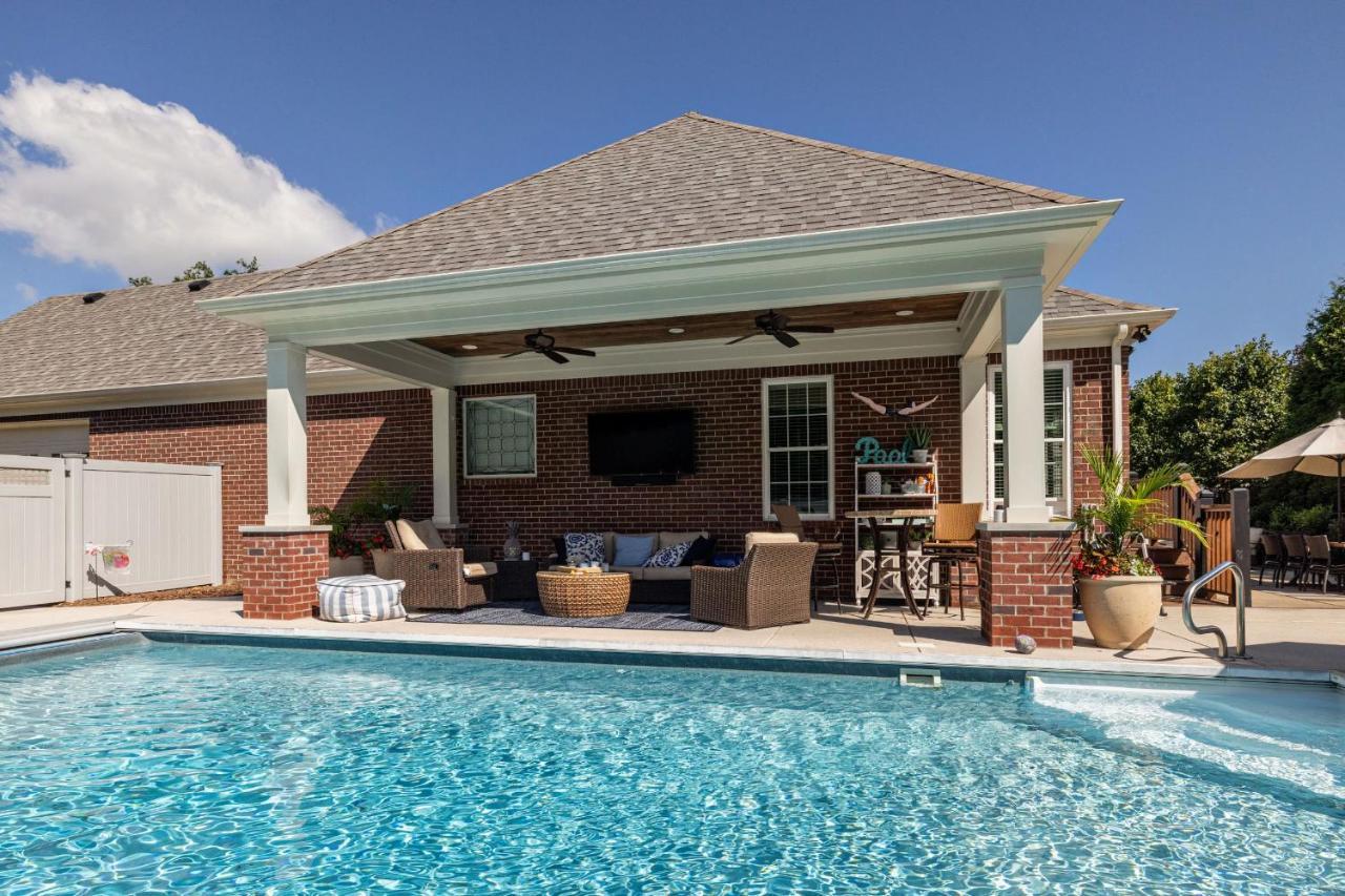 Holiday home Beautiful 4 Bedroom 4.5 Bath, Executive W In Ground Pool & Handicap Accessible!