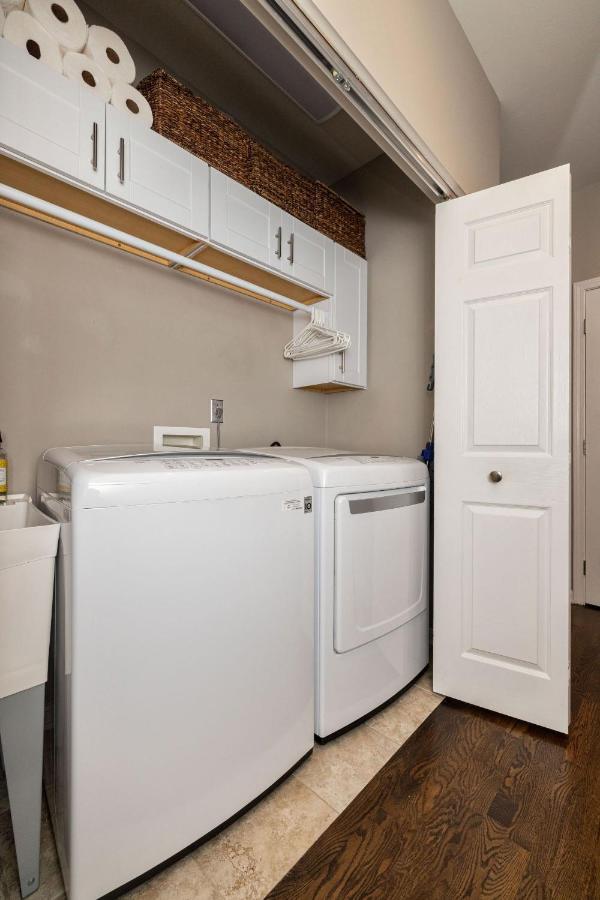 Beautiful 4 Bedroom 4.5 Bath, Executive W In Ground Pool & Handicap Accessible! Holiday home