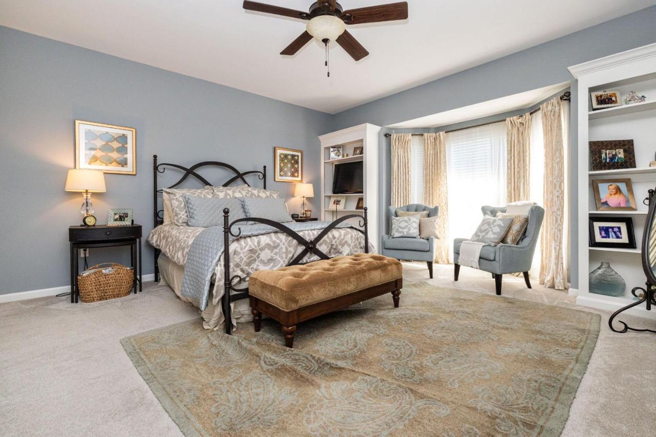 Holiday home Beautiful 4 Bedroom 4.5 Bath, Executive W In Ground Pool & Handicap Accessible!