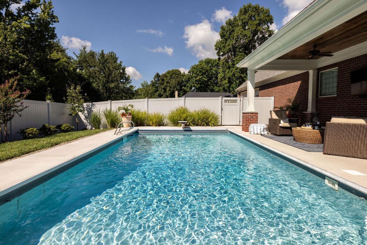 Beautiful 4 Bedroom 4.5 Bath, Executive W In Ground Pool & Handicap Accessible! Holiday home Louisville