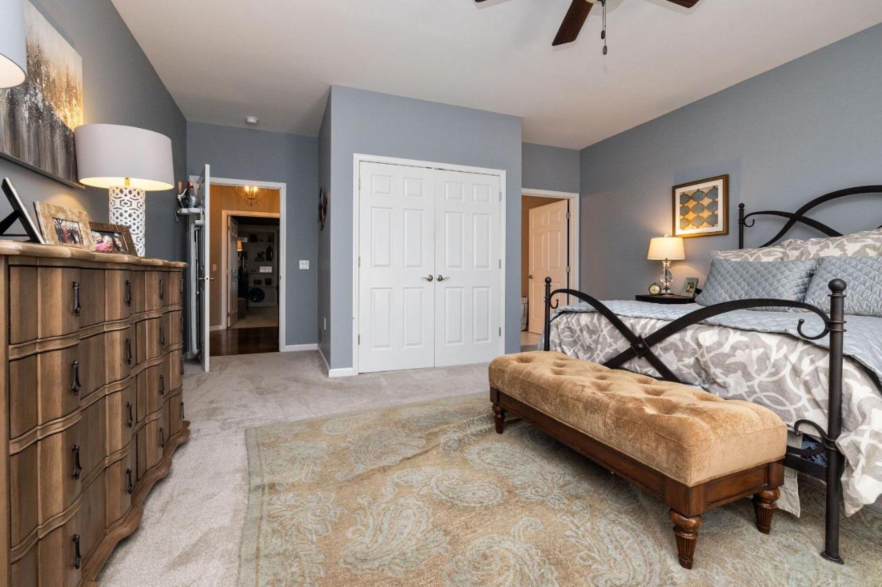 Beautiful 4 Bedroom 4.5 Bath, Executive W In Ground Pool & Handicap Accessible! Holiday home Louisville