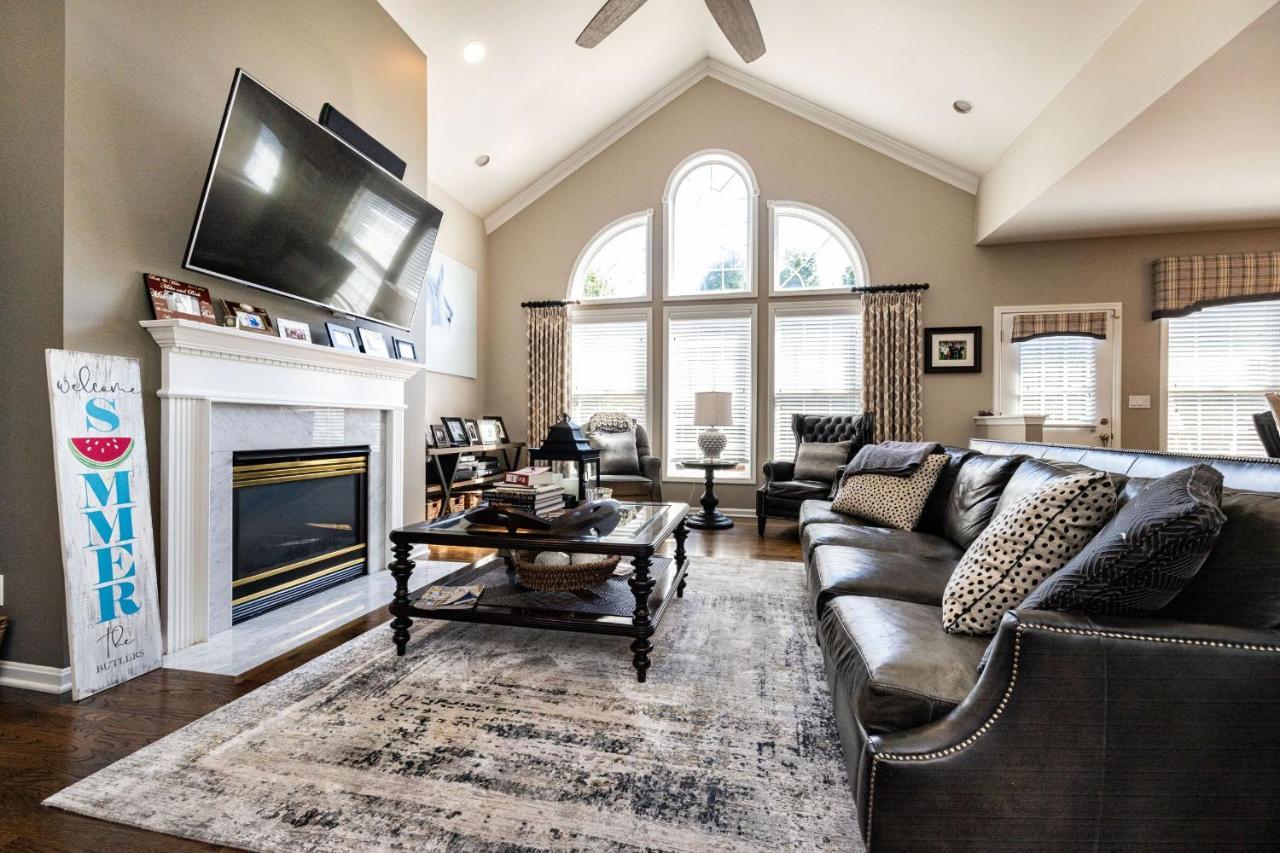 Holiday home Beautiful 4 Bedroom 4.5 Bath, Executive W In Ground Pool & Handicap Accessible!