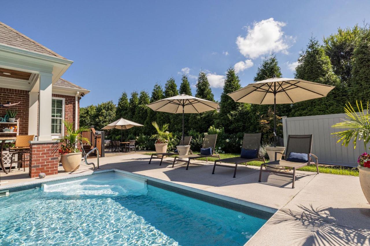 Beautiful 4 Bedroom 4.5 Bath, Executive W In Ground Pool & Handicap Accessible! Holiday home *