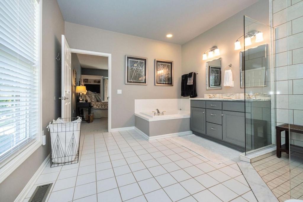 Beautiful 4 Bedroom 4.5 Bath, Executive W In Ground Pool & Handicap Accessible! Holiday home Louisville